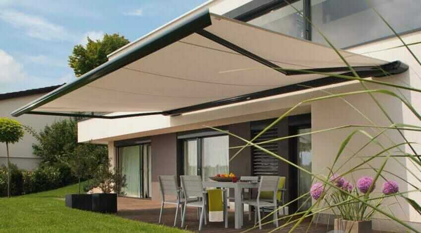 Gelenkarmmarkise auf Terrasse – Sonnenschutz von Marucci